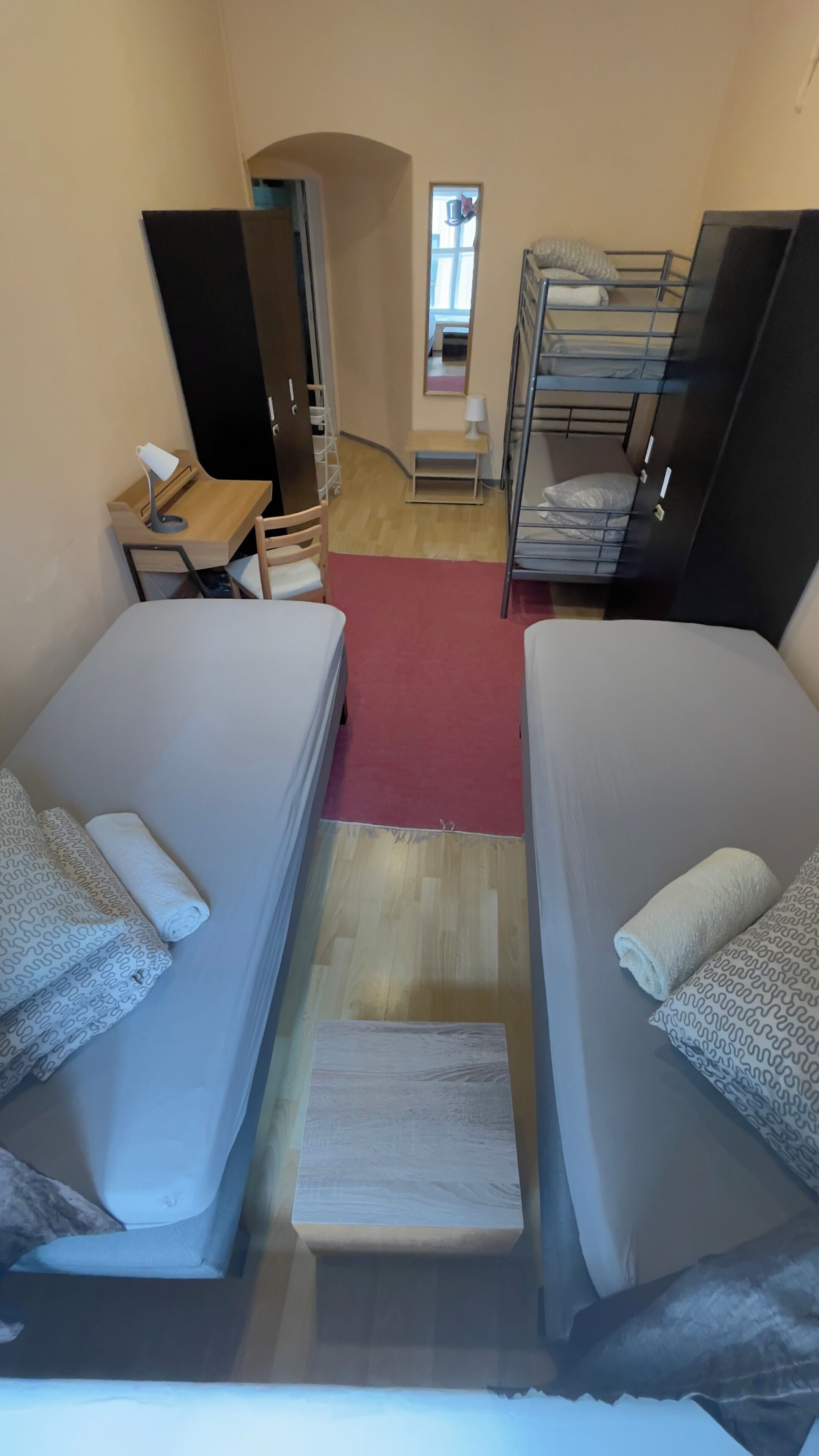 Basic Quadruple Room | Desk