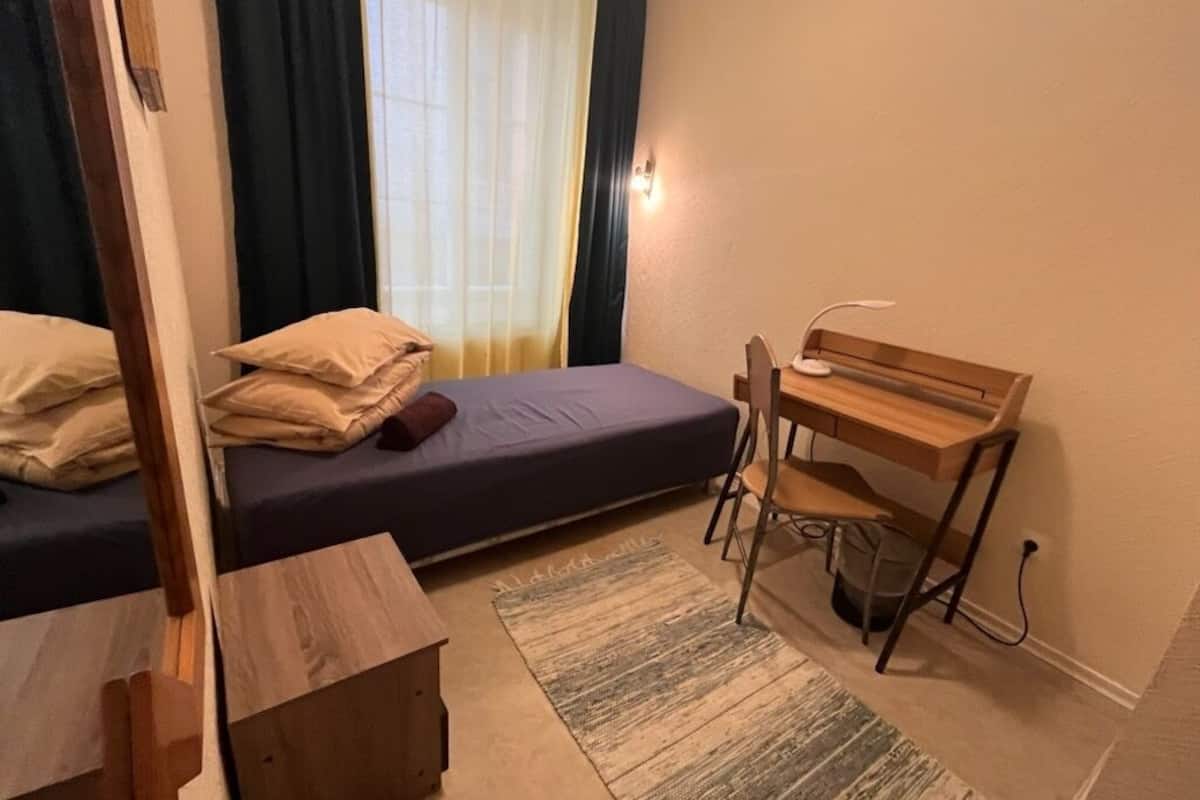 1 chambre, literie hypoallergénique, ameublement personnalisé, bureau