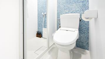 Appartamento Basic, 1 letto matrimoniale, non fumatori, al piano terra | Bagno | Doccia, asciugacapelli, pantofole, asciugamani