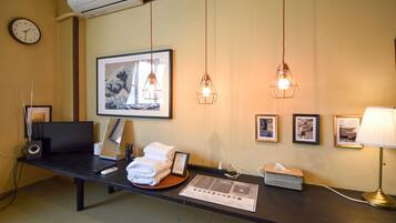 Leilighet – basic, 1 dobbeltseng, ikke-røyk, mellometasje | 1 soverom, individuelt dekorert, individuelt innredet og skrivebord