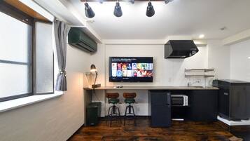 Leilighet – basic, 1 dobbeltseng, ikke-røyk, 1. etasje | 1 soverom, individuelt dekorert, individuelt innredet og skrivebord