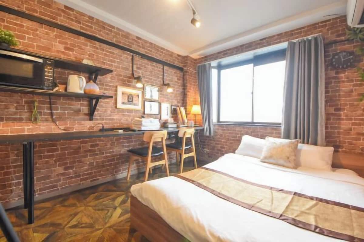1 bedroom, individually decorated, individually furnished, desk