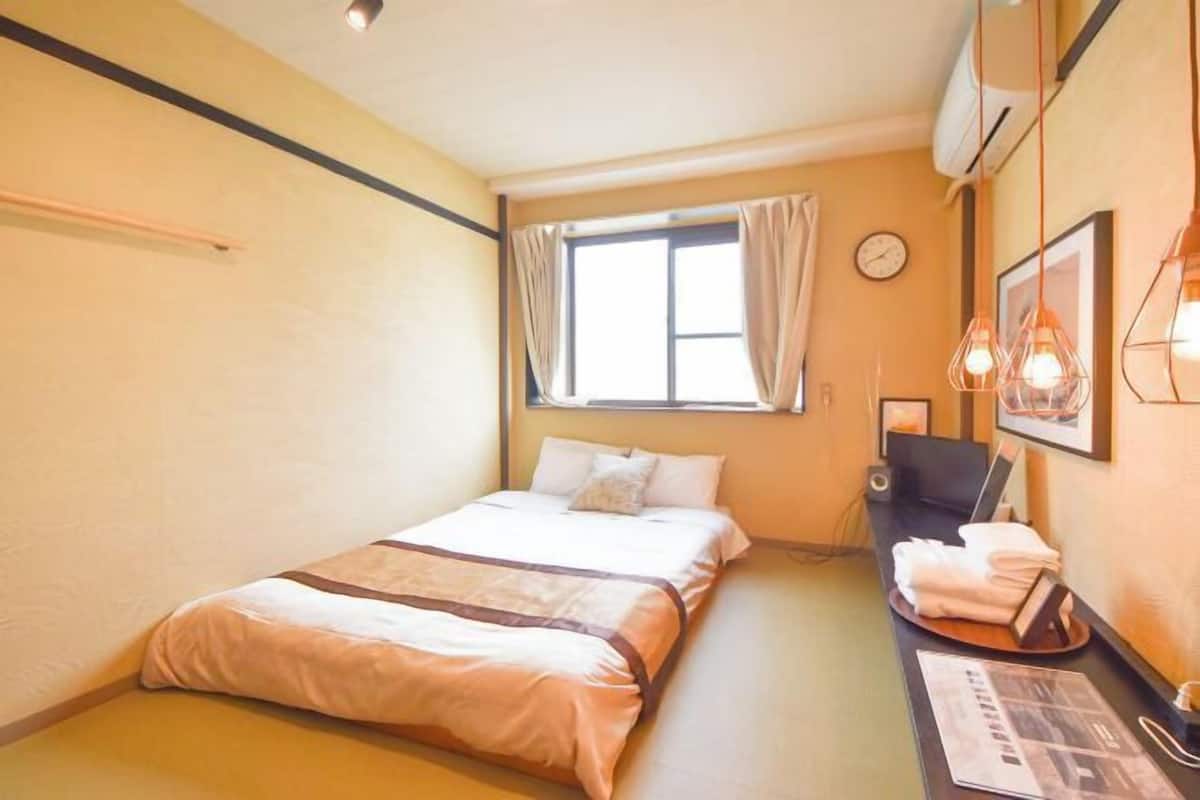 1 bedroom, individually decorated, individually furnished, desk