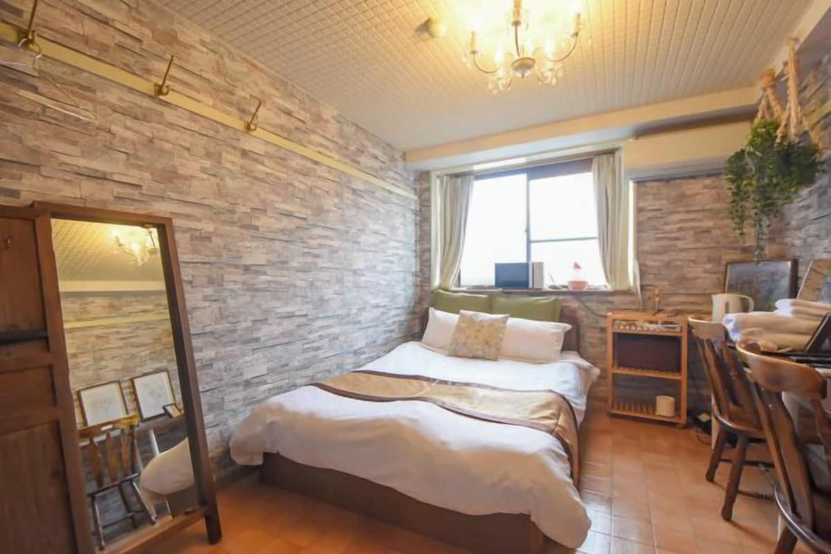 1 bedroom, individually decorated, individually furnished, desk