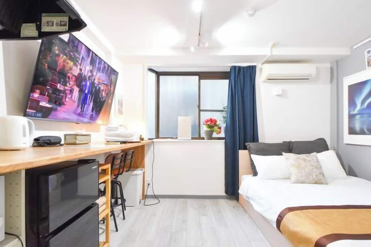 1 bedroom, individually decorated, individually furnished, desk