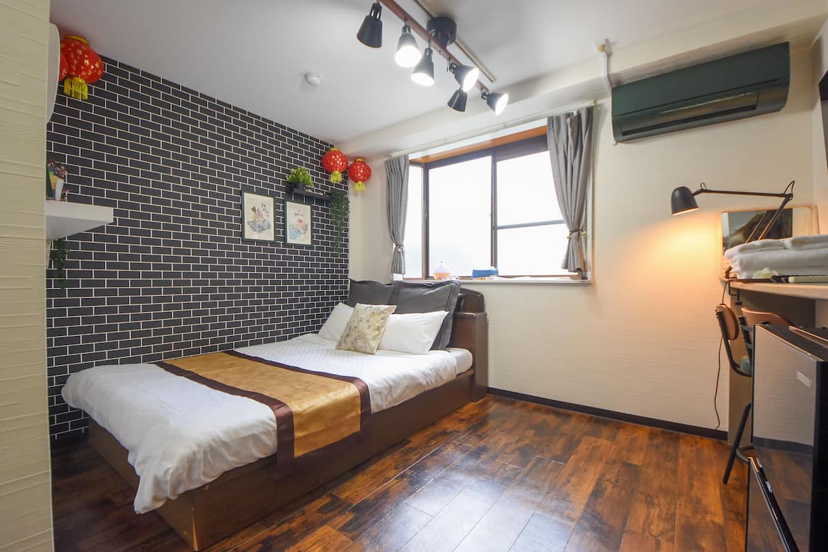Basic Apartment, 1 Double Bed, Non Smoking, Ground Floor | 1 bedroom, individually decorated, individually furnished, desk