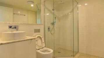 Een douche, een haardroger, handdoeken