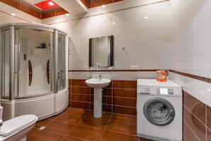 Bañera profunda, secador de pelo, zapatillas y suelo radiante