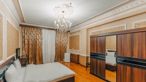 3 bedrooms, premium bedding, desk, blackout curtains - Nizami Street Royal Luxury Apartment (Baku)