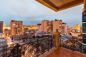 40-inch flat-screen TV with cable channels, TV - Nizami Street Royal Luxury Apartment (Baku)