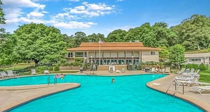 Lovely 2 bedroom condo with nice amenities and on the bus line