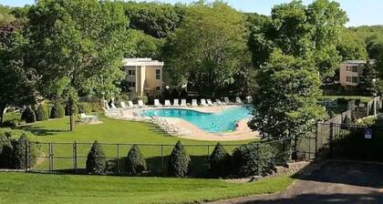 Lovely 2 bedroom condo with nice amenities and on the bus line