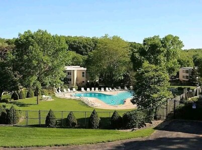 Lovely 2 bedroom condo with nice amenities and on the bus line