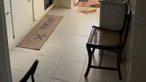 Refrigerador, microondas, horno eléctrico, utensilios de cocina