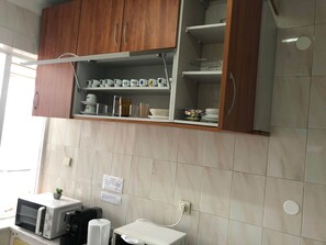 Kühlschrank, Mikrowelle, Toastergrill, Kochgeschirr/Geschirr/Besteck