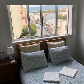 Habitació doble | Decoració individual, wifi gratuïta i roba de llit 