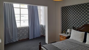 Wifi gratis, decoración personalizada y ropa de cama 