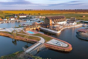 季节性开放的室外游泳池