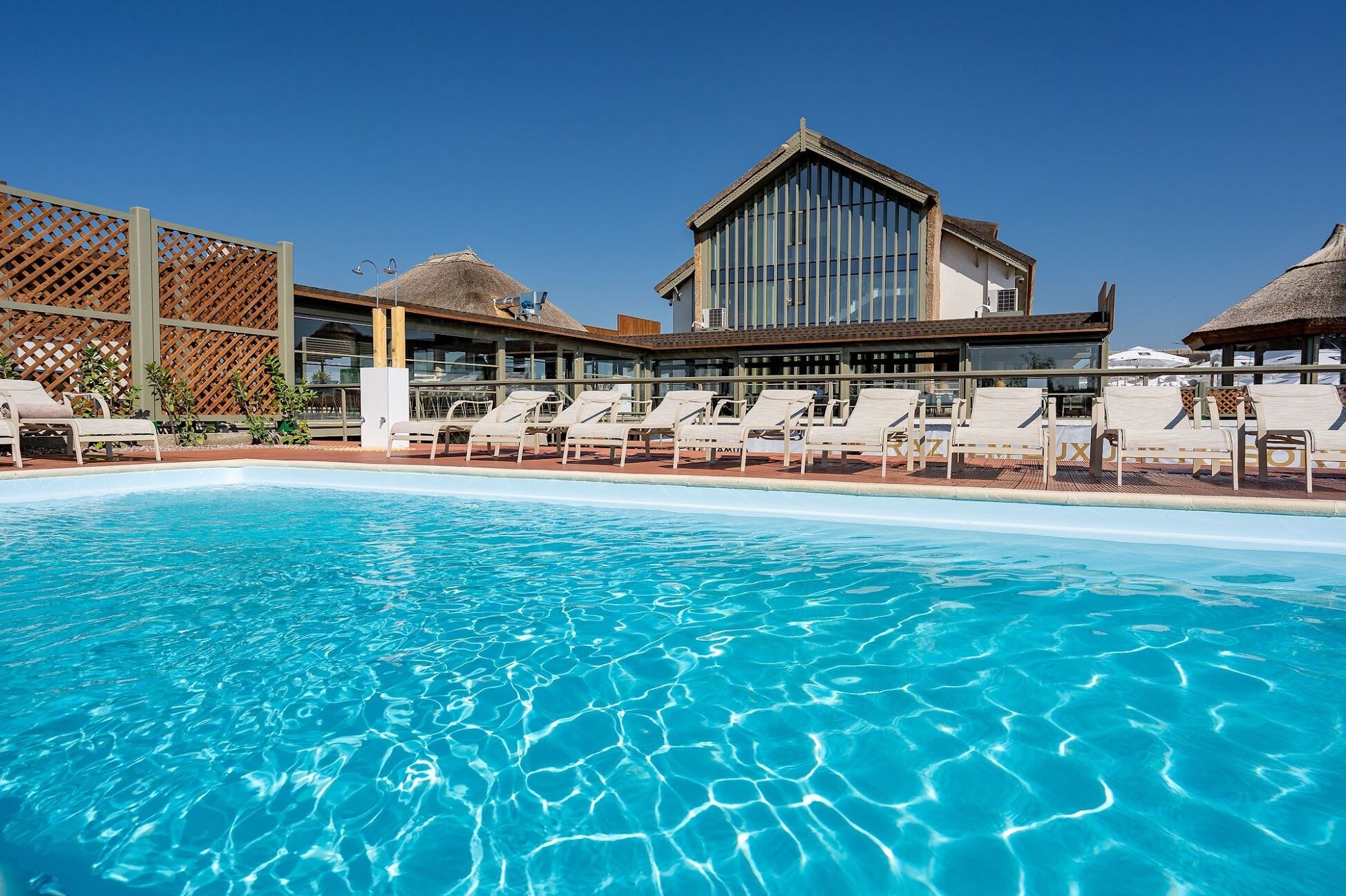 Kauden mukainen ulkouima-allas