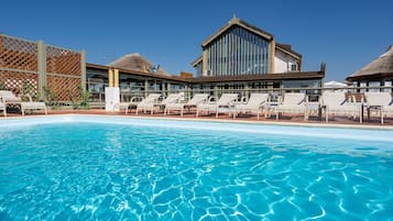 Kauden mukainen ulkouima-allas