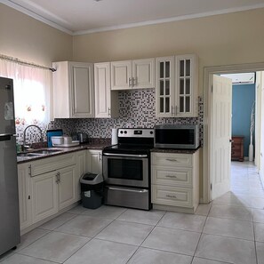 Mikrowelle, Ofen, Wasserkocher, Esstisch