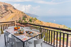 Outdoor dining - Apartment with lovely sea view (Taormina)