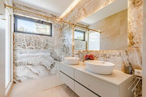Bathtub, hair dryer, towels, soap - Luxury Seafront Villa Miracul Korcula with Pool (Blato)