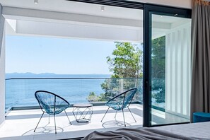 6 bedrooms, in-room safe, iron/ironing board, free WiFi