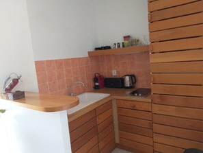 Fridge, oven, cookware/dishes/utensils, dining tables