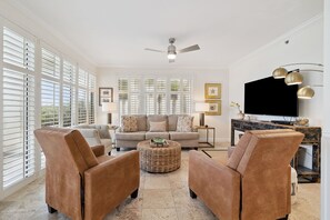 薄型テレビ、DVD プレーヤー、書斎 / ワークスペース