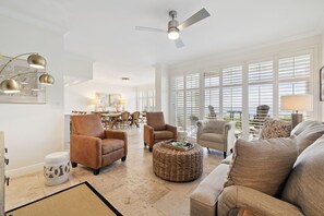 薄型テレビ、DVD プレーヤー、書斎 / ワークスペース