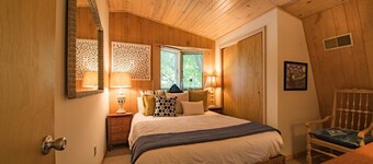 Geneva Beach House Walk to Lake Shore Path Three Suites Sleeps 20 Parking