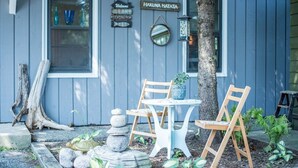 Una casa azul con un letrero que dice 