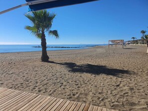 Ranta lähistöllä, rantapyyhkeitä