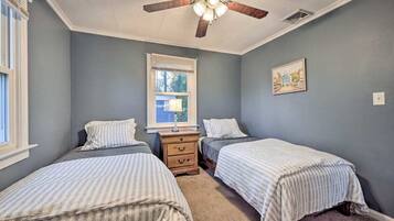 3 bedrooms, desk, iron/ironing board, travel crib