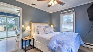 3 bedrooms, desk, iron/ironing board, travel crib