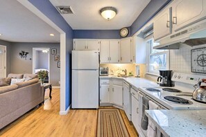 Frigorífico, microondas, horno y placa de cocina