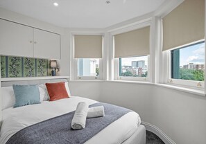 6 bedrooms, iron/ironing board, Internet, bed sheets - Narrow House with Free Parking | By My Getaways (Brighton)