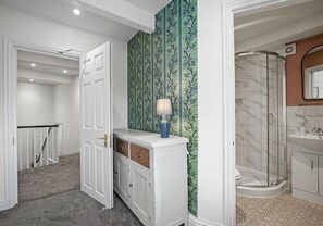 Een haardroger, handdoeken