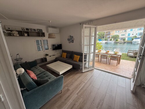 Ground floor apartment, prime location in Port Grimaud Spacious garden and mooring.