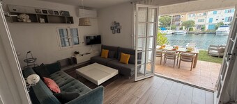 Ground floor apartment, prime location in Port Grimaud Spacious garden and mooring.