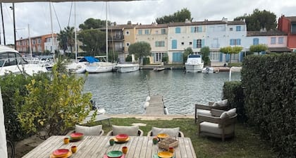 Ground floor apartment, prime location in Port Grimaud Spacious garden and mooring.