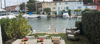 Ground floor apartment, prime location in Port Grimaud Spacious garden and mooring.