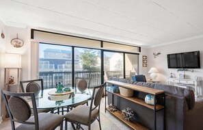 TV - Ocean Block 2 BR 2 BA Unit - Short Walk to the Beach! (Ocean City)