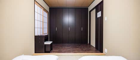 2 bedrooms, desk, laptop workspace, blackout curtains