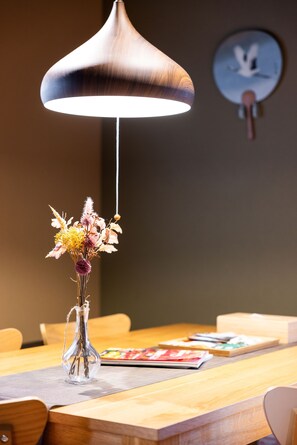 City-Apartment | Essbereich im Zimmer