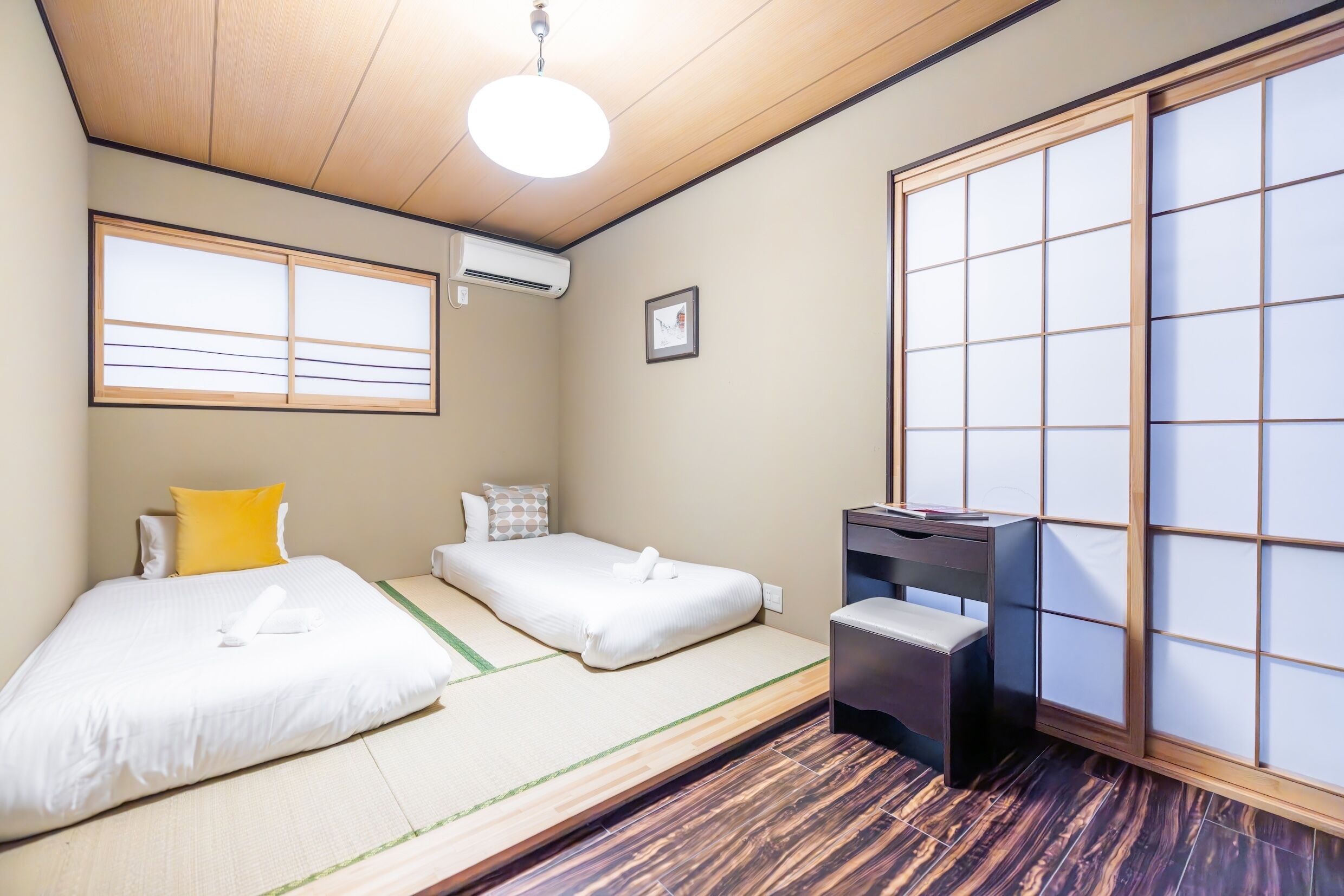 2 bedrooms, desk, laptop workspace, blackout curtains