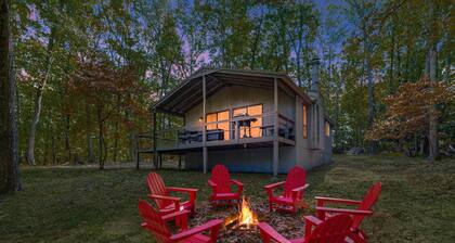 Spacious w/Hot Tub, Fire Pit, Deck, Grill and WiFi