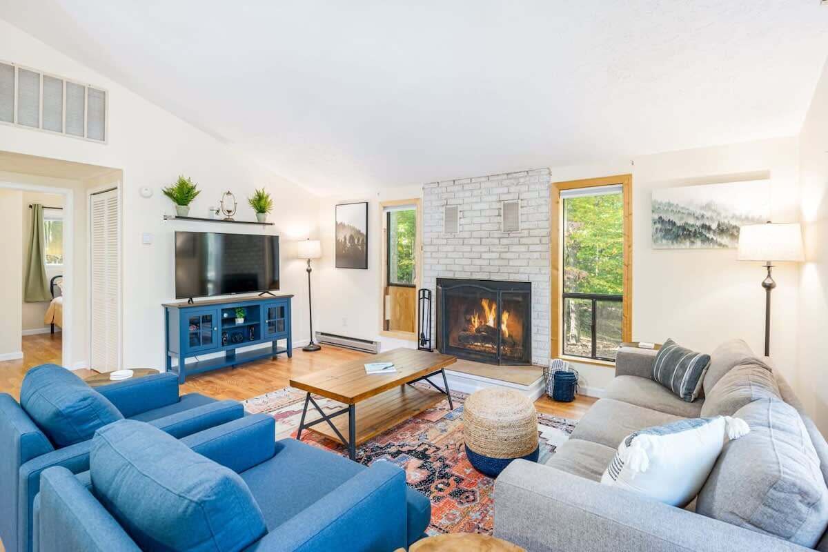Spacious w/Hot Tub, Fire Pit, Deck, Grill and WiFi
