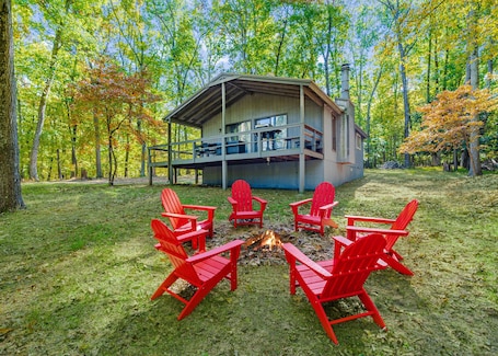 Terrace/patio. Spacious w/Hot Tub, Fire Pit, Deck, Grill and WiFi